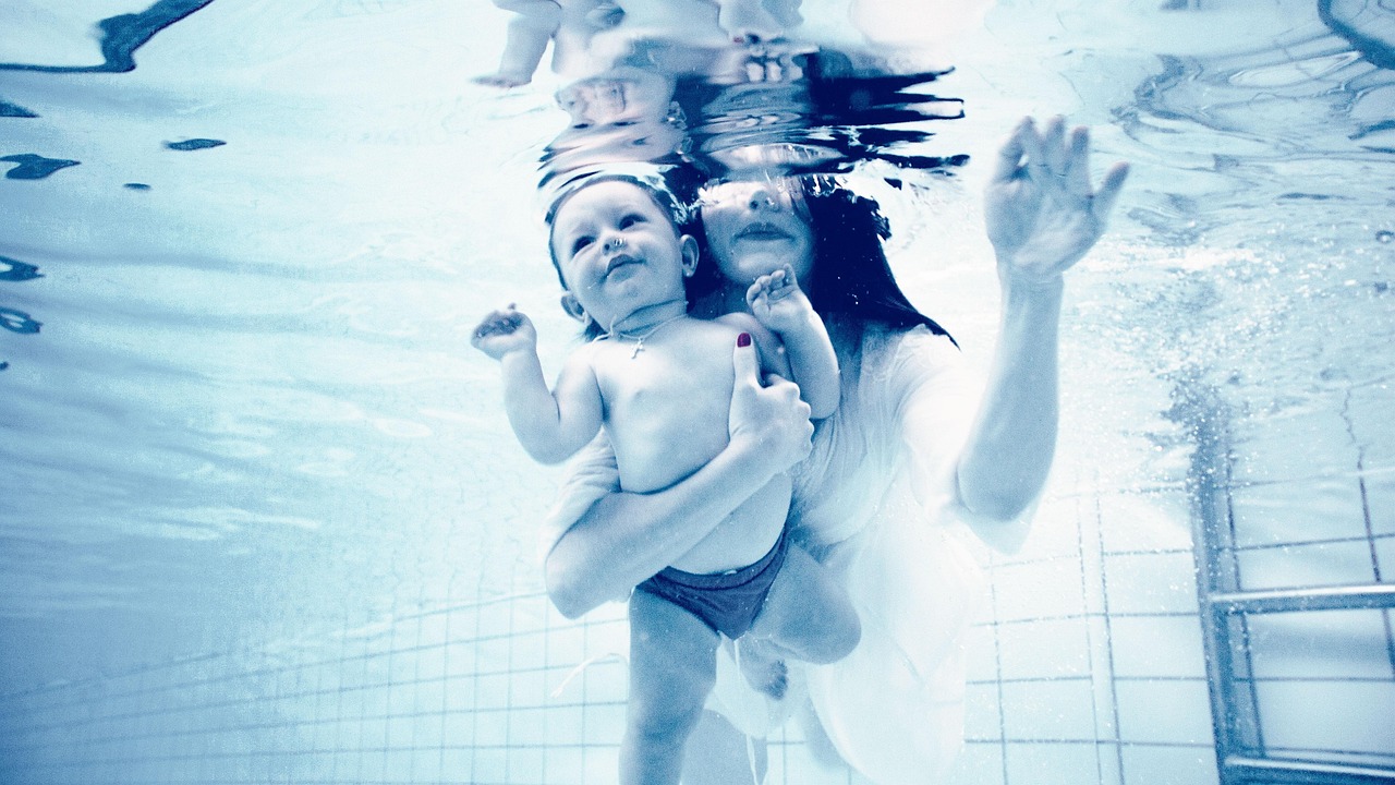 underwater photography, baby, mom, pregnancy, future mom, happiness, femininity, young woman, model, tenderness, beauty,